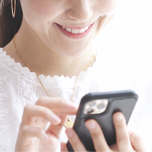 スマホを使って予約する女性