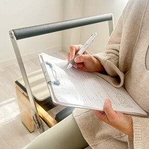 カウンセリングシートを記入する女性