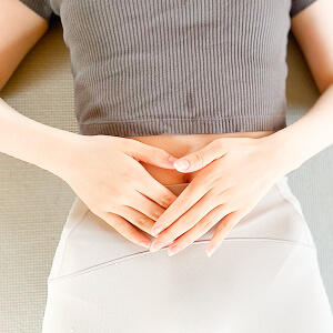 下腹部に手を添えて呼吸を感じている様子