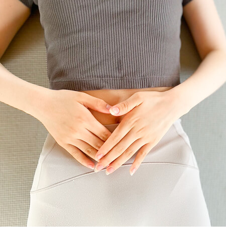 下腹部に手を添えて呼吸を感じている様子